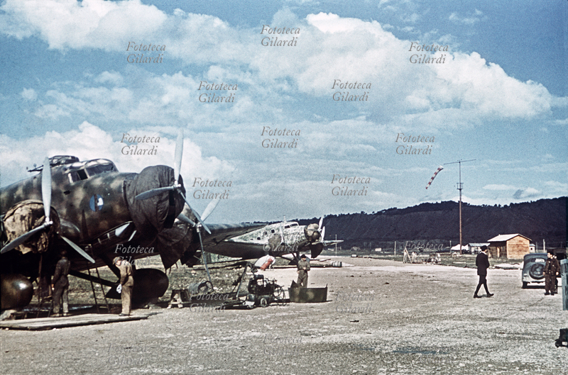 SECONDA GUERRA MONDIALE Un campo di aviazione italiano. Rara testimonianza fotografica a colori di Gianfranco Ucelli (Battaglione Aquila, 3° Art. Alpini.) reduce sopravvissuto alla tragica spedizione in Russia. URSS-ITALIA Ucraina, 1942