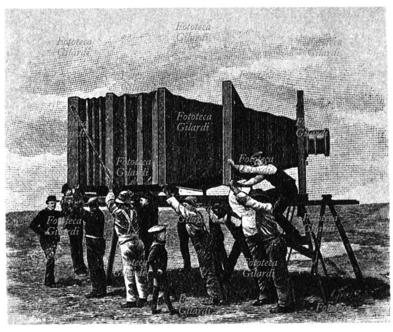 HISTORY OF PHOTOGRAPHY The biggest camera ever built. Said "Mammouth", it weighed 480 kilos, 635 with the slab of m. 2,5x1,3; optical f: 1.67-3. It was manufactured in Chicago in 1899 to photograph a luxury train, and it was worth the 15 men who maneuvered it the "World GP" at the 1900 Paris Exhibition. Photo engraving, United States of America, 19th century