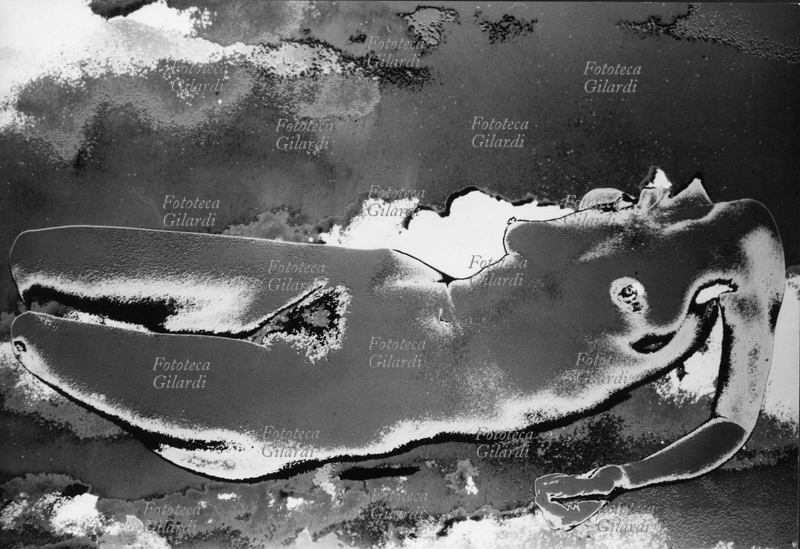 COLORI ARBITRARI elaborazione con separazione dei toni di grigio in modo arbitrario di un nudo femminile (scansione da stampa vintage), secondo il sofisticato procedimento BN G ideato e realizzato da Ando Gilardi (1921 - 2012) #andogilardi negli anni Settanta, una tecnica foto-grafica di grande potenza espressiva e declinabilità, dai risultati definibili come precursori delle successive elaborazioni in digitale. Milano, 1975 circa.