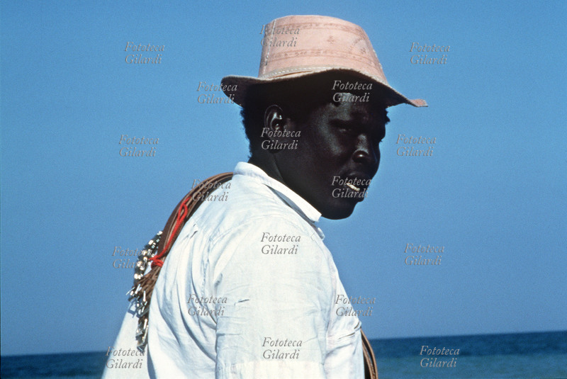 COMMERCIO Ambulante africano vende accessori d\