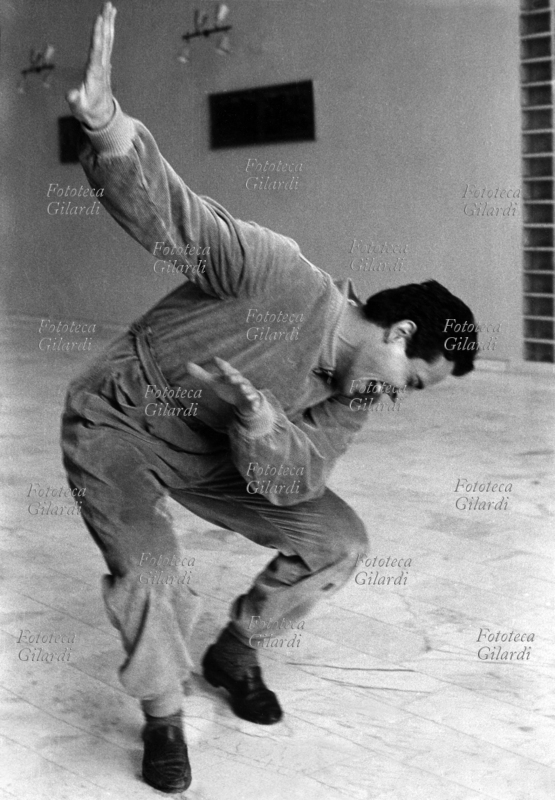 GESTI Vittorio Gassman (1º settembre 1922 – 29 giugno 2000) esegue l\