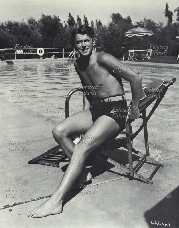Ronald REAGAN (1911-2004) Ritratto fotografico di quando era un giovane attore americano, negli anni 1950-55. Militante nel partito repubblicano fu attivo nella denuncia di colleghi sospettati di comunismo durante la persecuzione voluta da J.R. McCarthy. Divenne governatore della California (1966-74) e presidente degli U.S.A. (1980-89) portando a termine due mandati .