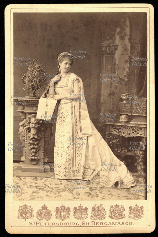 MODA Ritratto di giovane donna con vestito di Gala. Fotografia dello studio Ch. Bergamasco (1830-1896), San Pietroburgo (vedi anche FSNgilardi_53486.jpg). Russia 1870 circa.