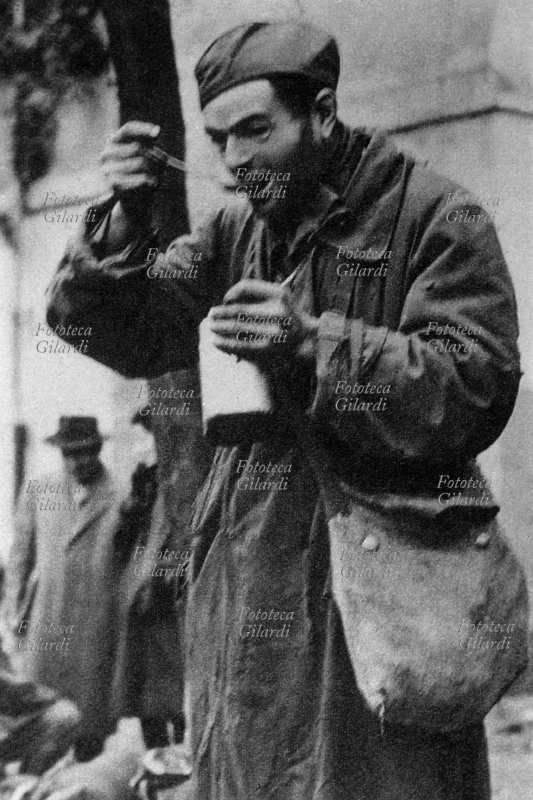 SECONDA GUERRA MONDIALE Soldato italiano reduce dalla Russia, nel campo di raccolta di Pescantina (Verona), mangia in piedi dalla gavetta. La città di Pescantina è stata decorata con la medaglia d\