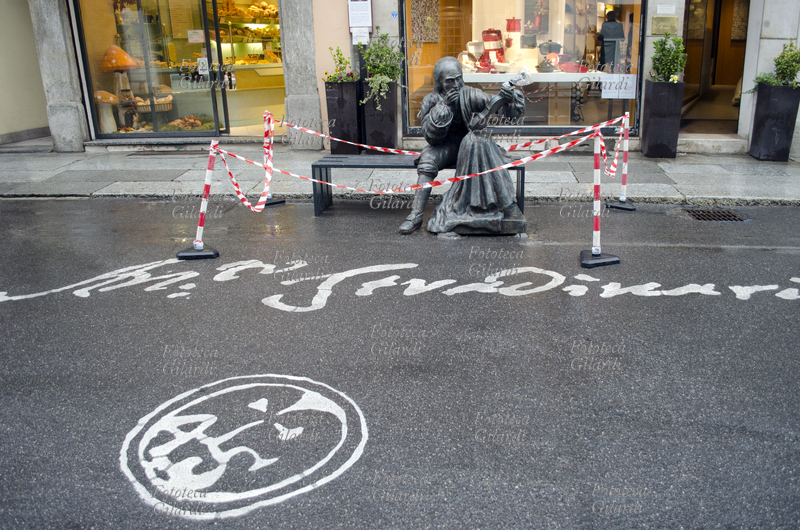 STRADIVARI scultura in vetroresina che raffigura il sommo liutaio seduto su una panca nell\