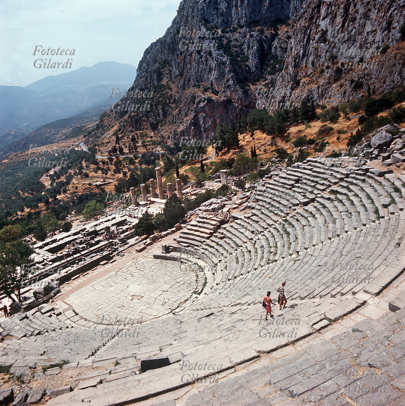 ANTICA GRECIA Delfi veduta del teatro e tempio di Apollo. Il primo tempio di Apollo fu eretto nella seconda metà del VII secolo a.C., ricostruito dopo lincendio del 548 a.C. e quindi nuovamente riedificato nel IV sec. a.C. (sono le rovine attualmente visibili).