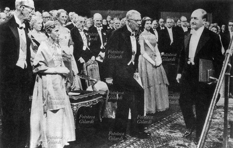 Salvatore QUASIMODO (1901-1968) riceve il premio Nobel per la letteratura dal re di Svezia. Stoccolma, 1959