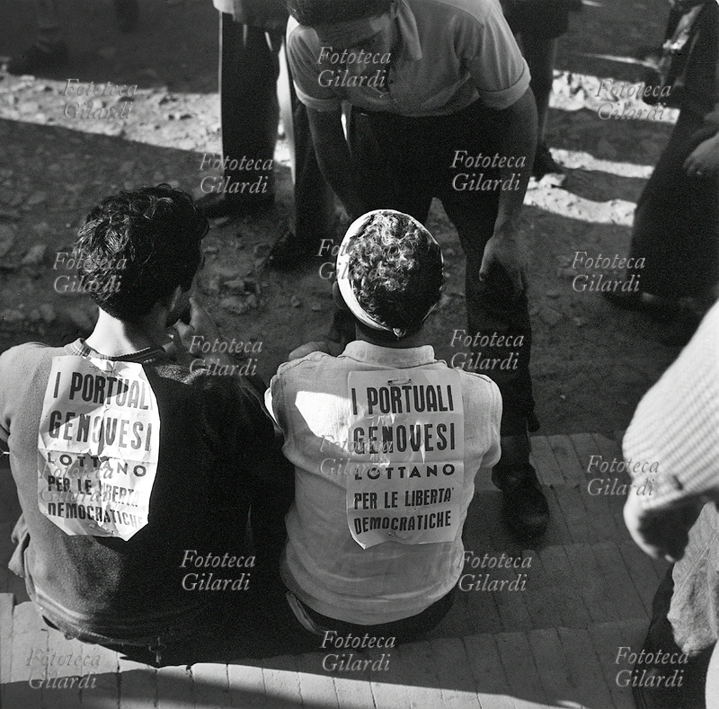 MANIFESTAZIONE pacifica: partecipanti seduti sui gradini. \