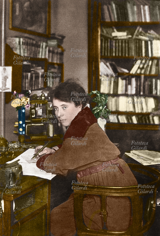 Margherita SARFATTI (1880-1961) scrittrice italiana, ritratta alla scrivania del suo studio a Milano. Fu amante di Benito Mussolini negli anni in cui lui era direttore dell\