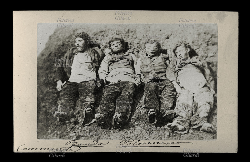 BRIGANTI Fotografia dei cadaveri dei briganti della banda Volonnino, ammazzati in combattimento. Fotografia segnaletica dell\