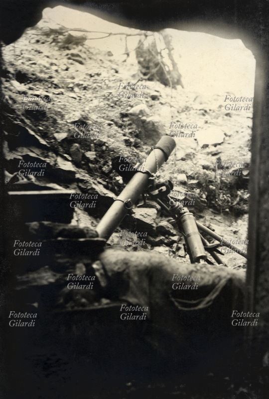 I GM ITALIA Lanciabombe Stokes in trincea nella zona di confine piemontese del Colletto Verde (vedi anche #14028). Galleria dei Roccoli, giugno-ottobre 1918
