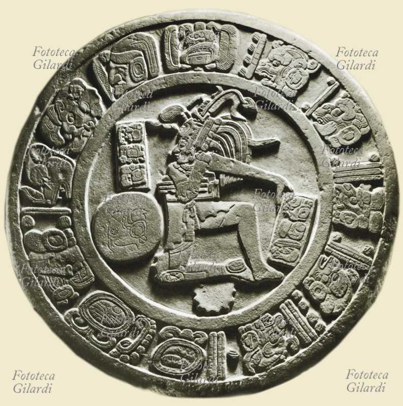 MAYA Medaglione maya in pietra intagliata, raffigurante un giocatore di palla. I simboli numerici che lo circondano probabilmente commemorano delle festività; rappresentano infatti i giorni e i mesi Proveniente da Ratinlixul (Guatemala), 750 d.C.