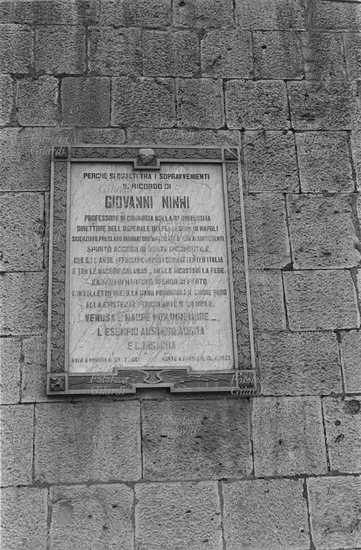 ITALIA Lapide dedicata a Giovanni Ninni (1861– 1922), chirurgo nato a Venosa, considerato tra i precursori della chirurgia cardiaca. Da una serie di lapidi che si trovano in Piazza Municipio. Fotografia di Ando Gilardi (1921-2012) #andogilardi, parte di un ampio servizio realizzato per \