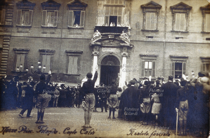 FASCISMO Nozze della principessa Jolanda di Savoia con il Conte Calvi di Bergolo. Saluto fascista ai nobili sposi. Italia, 9 aprile 1923.