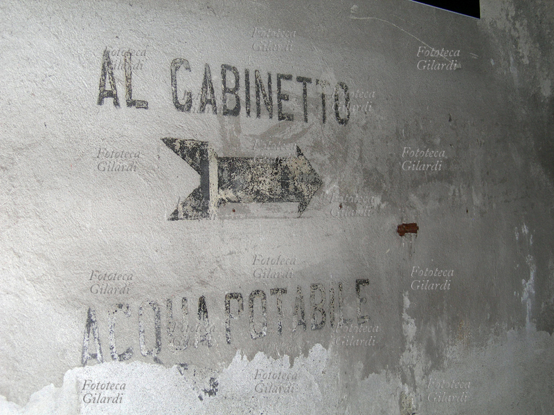 II GM MILANO Indicazione AL GABINETTO - ACQUA POTABILE, segnaletica dipinta all\