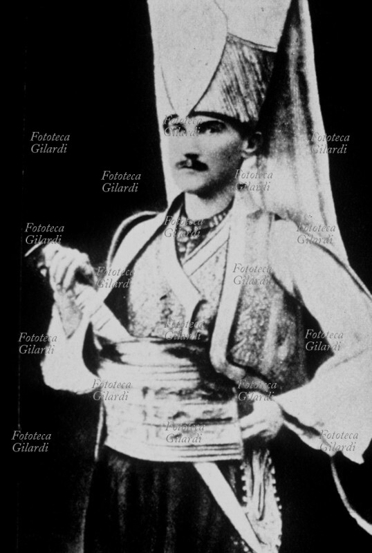 TURCHIA Mustafà Ataturk Kemal (1880-1938) capo dei nazionalisti turchi e del governo di Ankara. Ritratto giovanile nel costume degli antichi condottieri ottomani. Divenuto presidente egli abolì la religione di Stato nel suo paese e pronunciò una delle invettive più dure contro l\