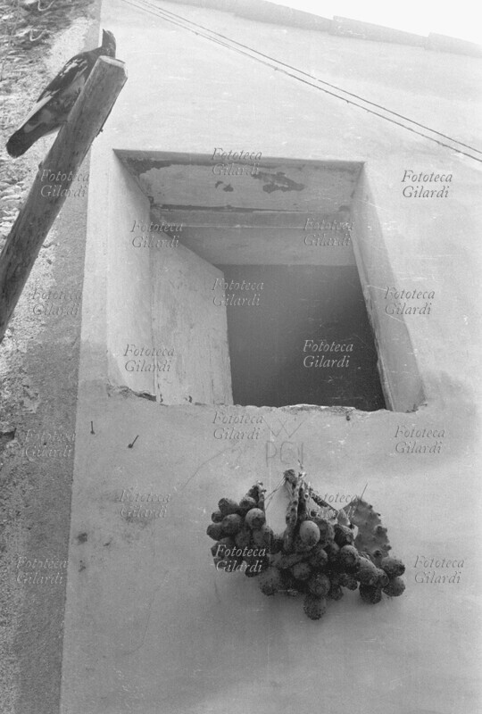 CALABRIA Finestra sotto la quale è appeso un grappolo di fichi d\