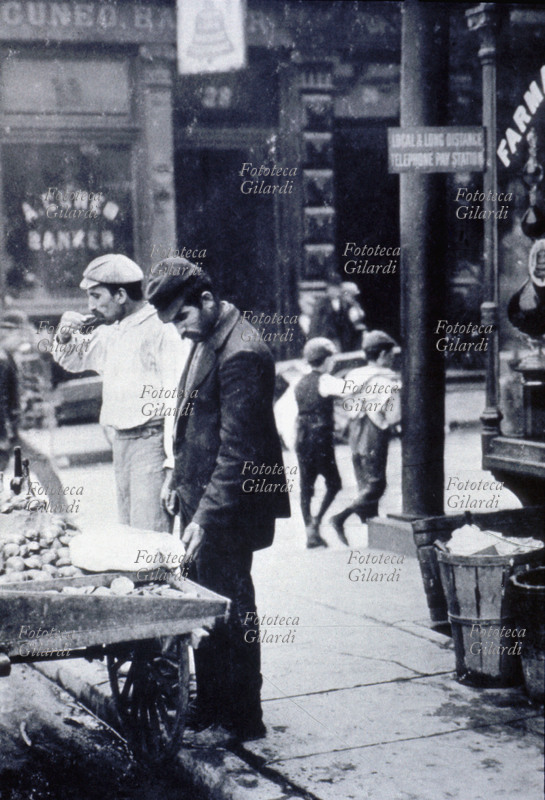 EMIGRAZIONE New York 1890: Mulberry Street un ostricaro e il suo cliente, entrambi italiani emigrati.
