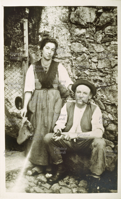 GOZZO Ritratto di coppia di montanari. La donna è affetta da gozzo: un aumento di volume della ghiandola tiroide ad andamento benigno, endemico nelle zone dove l\