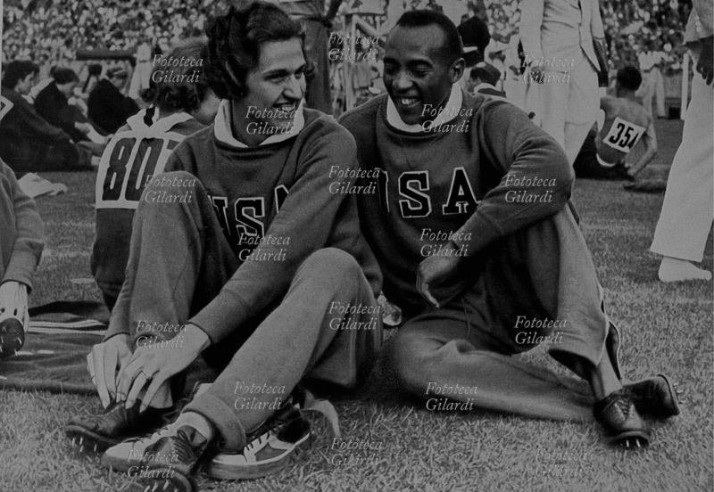 Jesse OWENS (James Cleveland, 1913-1980) con Helen Stephens due celebri atleti fuoriclasse degli anni 1930-39. Usa, 1935.