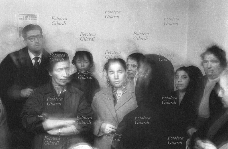 SINDACATO durante una riunione nei locali del campo sportivo del paese, una raccoglitrice di olive espone le proprie rivendicazioni a un sindacalista convenuto per l\