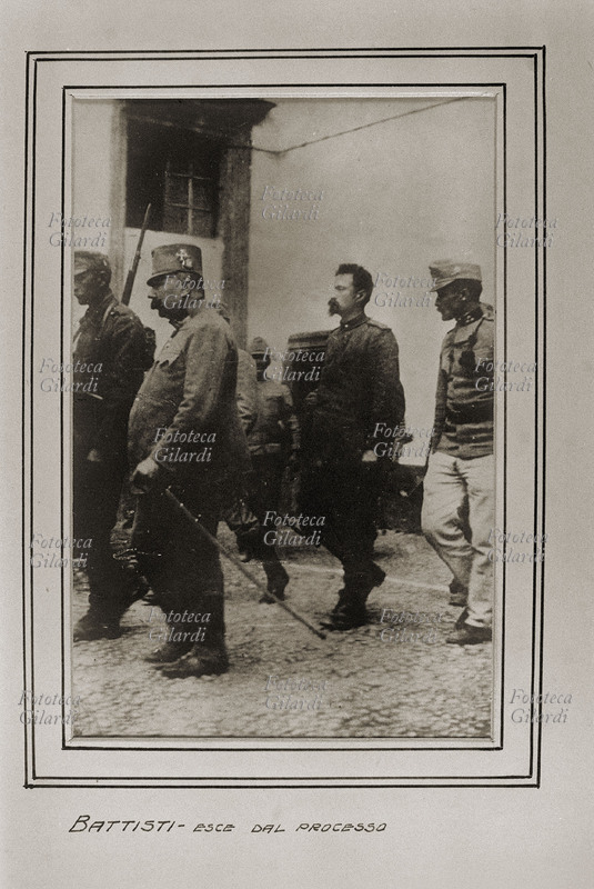 Cesare BATTISTI (1875-1916) Esce dal processo. Rara fotografia, Trento 1916