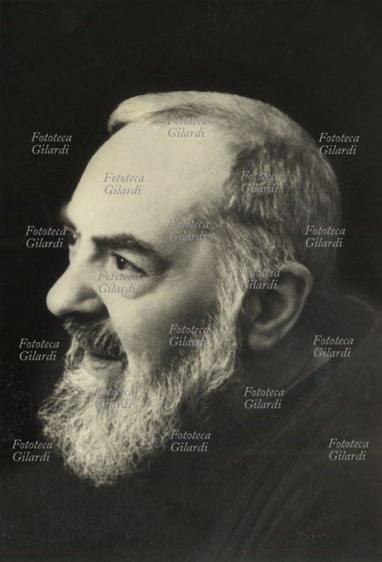 PADRE PIO da Pietrelcina, ritratto fotografico in primo piano degli anni 1960-69. Frate cappuccino dall\