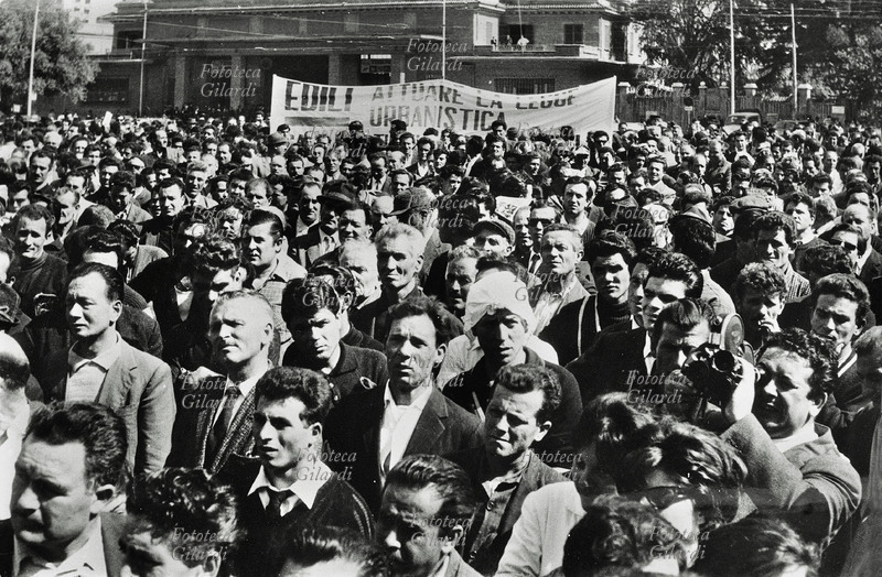 SCIOPERO degli edili contro la disoccupazione. Nello striscione: \