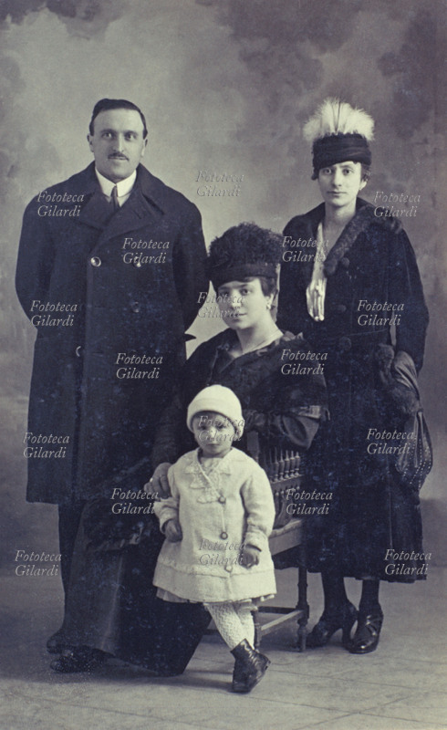 FAMIGLIA genitori e due figlie, una adolescente e l\