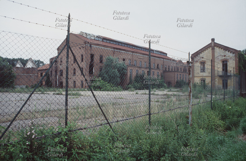 EDILIZIA INDUSTRIALE fabbrica abbandonata, uno zuccherificio. Esempio di una sorpassata architettura per l\