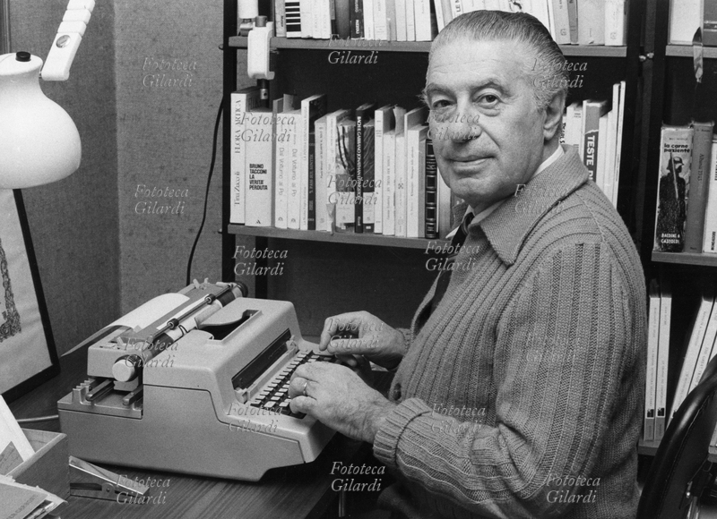 Giulio BEDESCHI (1915-1990) scrittore e medico italiano, alla macchina da scrivere - fu alpino e partecipò alla disastrosa ritirata di Russia nel 1943, descritta nel libro autobiografico \