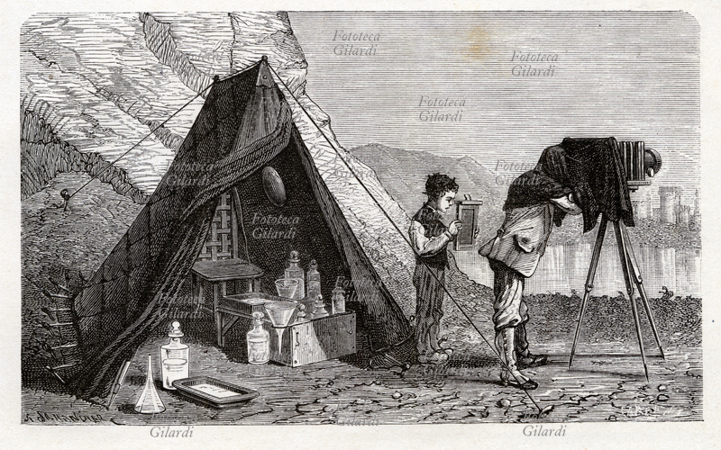 STORIA DELLA FOTOGRAFIA Fotografo paesaggista e giovane assistente presso il laboratorio fotografico da campo allestito in una tenda durante un viaggio di esplorazione. Tavola illustrata da trattato di tecnica fotografica della fine del XIX secolo