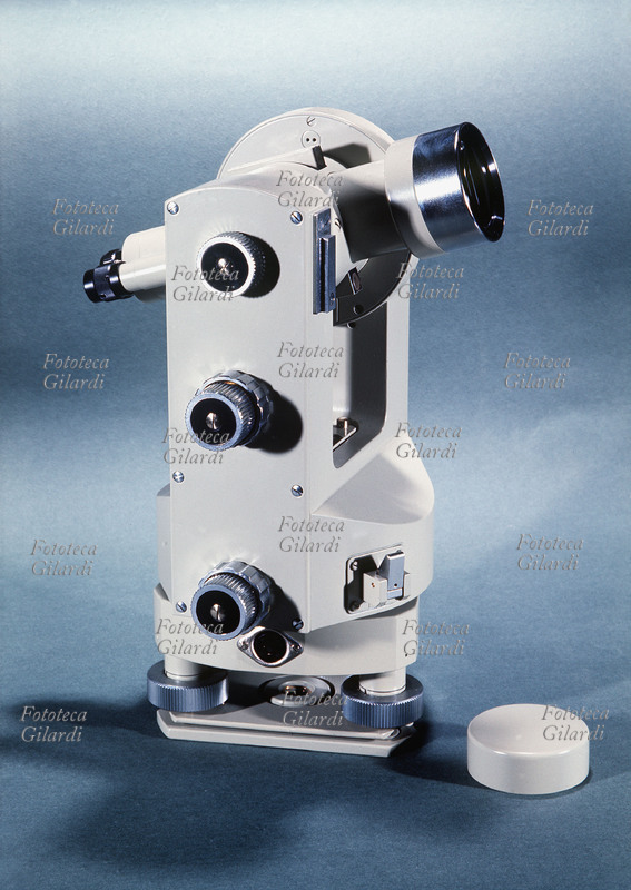 TEODOLITE strumento topografico a cannocchiale per la misurazione di angoli azimutali e zenitali. Si usa per rilievi geodetici e topografici.