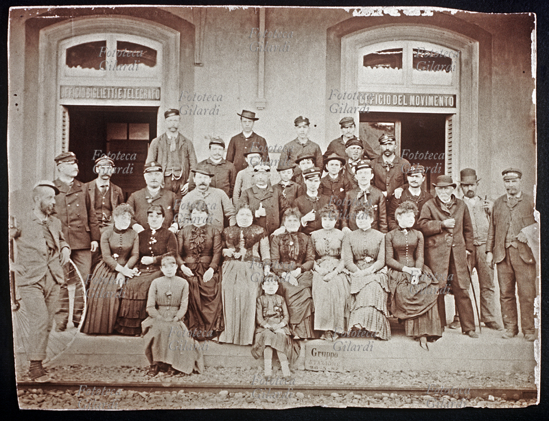 MESTIERI gruppo fotografico del personale al completo di una tipica stazione ferroviaria italiana alla fine dell\