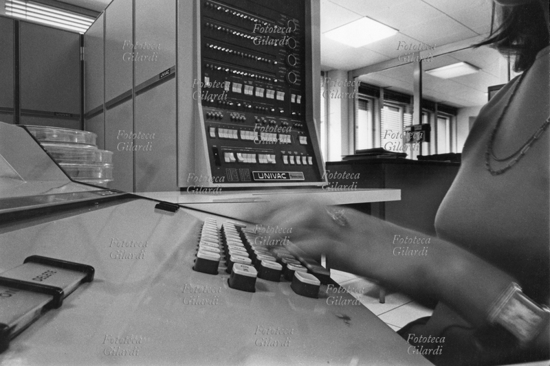 LAVORO TERZIARIO Impiegata della Banca Alto Milanese di Busto Arsizio al lavoro su calcolatori elettronici UNIVAC. Dettaglio delle mani dell\