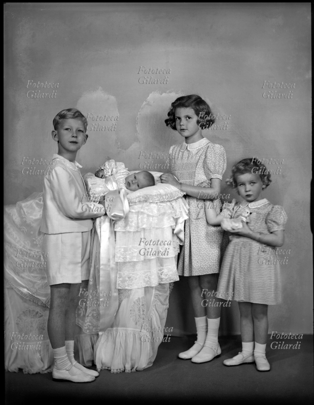 CASA SAVOIA I quattro figli di Umberto II e Maria José di Savoia, le Altezze Reali: principessa Maria Pia (24 settembre 1934), Vittorio Emanuele (12 febbraio 1937 – 3 febbraio 2024) principe di Napoli, principessa Maria Gabriella (24 febbraio 1940) e principessa Maria Beatrice (2 febbraio 1943). Tre anni dopo i quattro fratelli hanno condiviso la sorte e l\