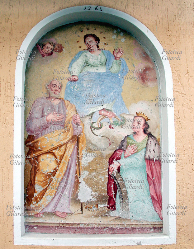 IMMACOLATA CONCEZIONE La Madonna coronata di stelle, che regge il giglio bianco mentre schiaccia sotto il piede il serpente con la mezzaluna, e due Santi (probabilmente San Giuseppe e Santa Orsola protettrice di Colonia); affresco devozionale, 1764. Fotografia di Giuliano Grasso, Zornasco, frazione di Malesco (Verbania), 2002.