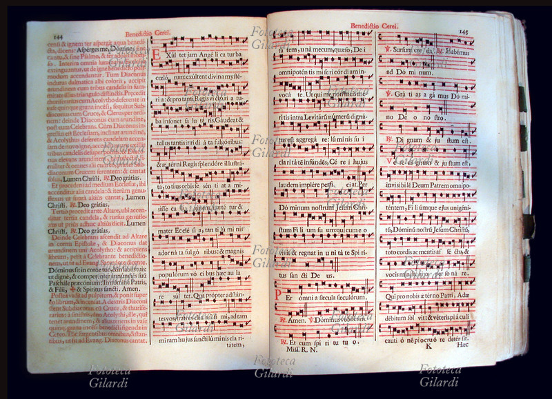 LIBRO Messale romano. Ex Decreto Sacrosancti Concilii Tridentini Restiutum Apud Nicolaum Pezzana, Venezia 1710. Stampato su due colonne per pagina, tre sono dedicate ad antiche partiture musicali di brani cantati.