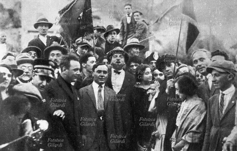 Dino GRANDI (4 giugno 1895 – 21 maggio 1988), politico e diplomatico italiano, in Romagna ai suoi esordi, fotografato con la sua squadraccia. Italia, 1919.