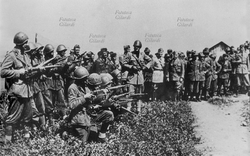 II GUERRA MONDIALE Iugoslavia-Resistenza. Plotone di esecuzione italiano pronto per la fucilazione di partigiani. (controcampo del n. 9232)
