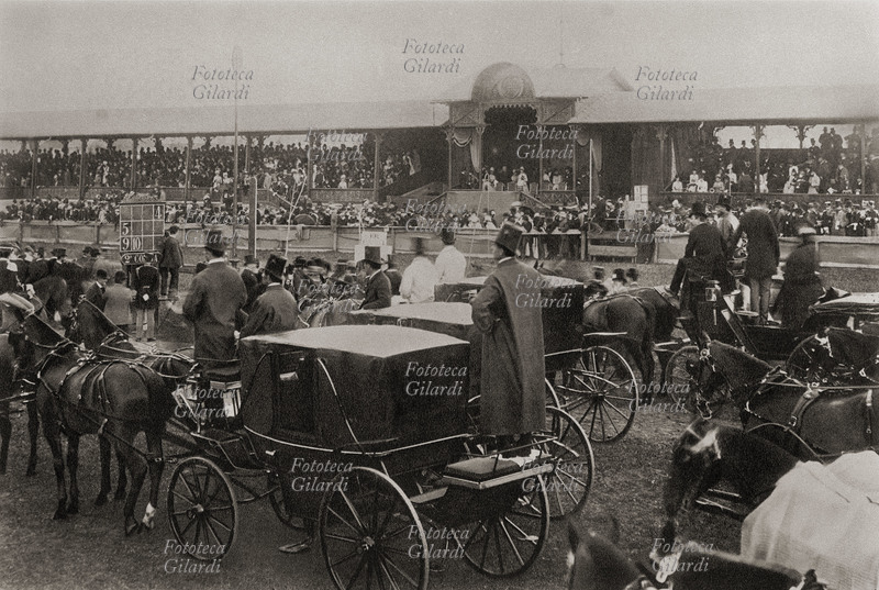 TORINO La bella gente appassionata di ippica all\