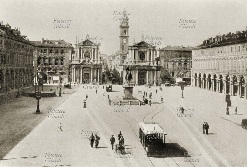 TORINO Veduta di Piazza San Carlo con i vecchi tram e traffico pedonale. Sulla destra, con il campanile, la chiesa di San Carlo costruita nel 1619 e ultimata nel 1835 con la facciata di Ferdinando Caronesi (11 ottobre 1794 – 24 ottobre 1842); sulla sinistra la chiesa di Santa Cristina, costruita nel 1639 e ultimata nel 1716 con la facciata di Filippo Juvarra (7 marzo 1678 – 31 gennaio 1736); al centro il monumento equestre a Emanuele Filiberto di Savoia (8 luglio 1528 – 30 agosto 1580), bronzo di Carlo Marochetti (14 gennaio 1806 – 28 dicembre 1867). Fotografia, Italia, 1900