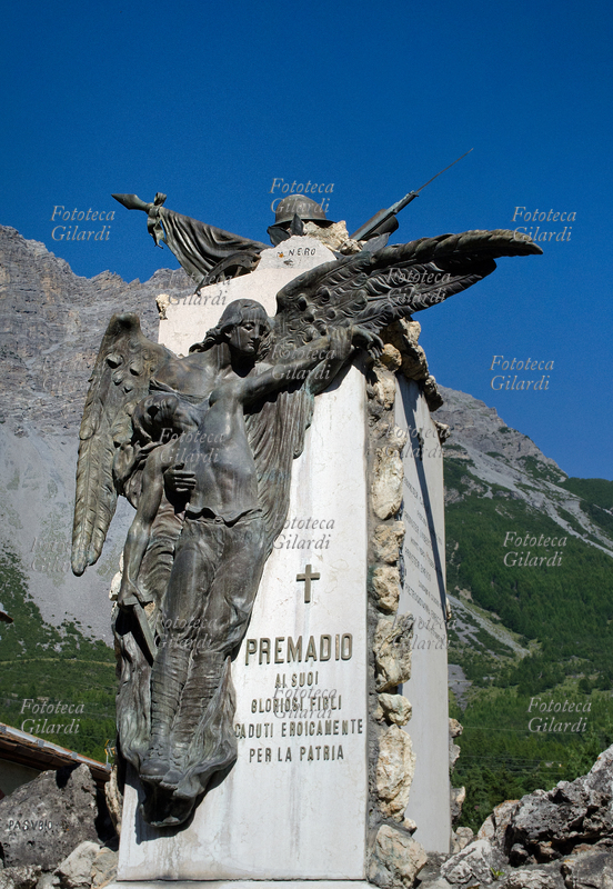 ITALIA 1915 - 1918 monumento commemorativo dedicato ai caduti della prima guerra mondiale dalla cittadinanza di Premadio, frazione di Valdidentro, Contea di Bormio (SO). Particolare dell\