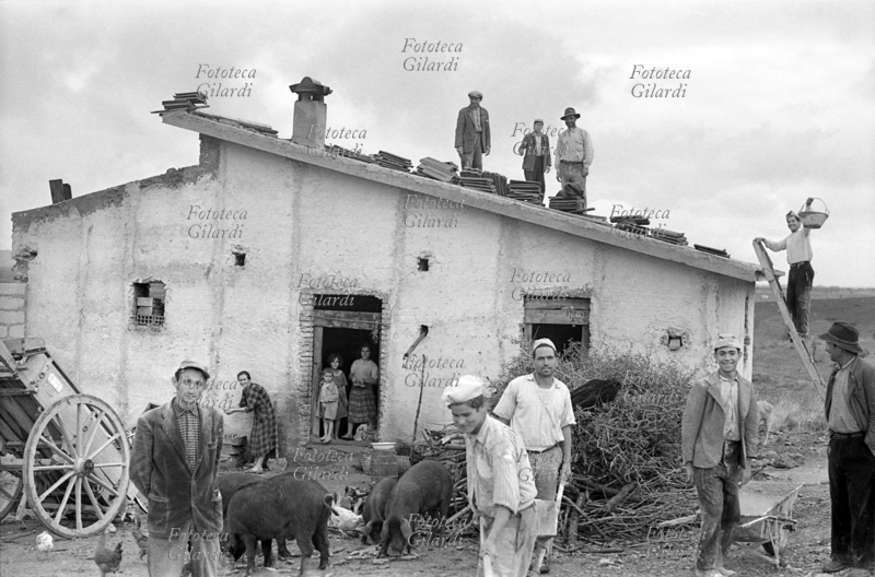 CROTONE festa della copertura per una casa nuova. Il terreno e l\
