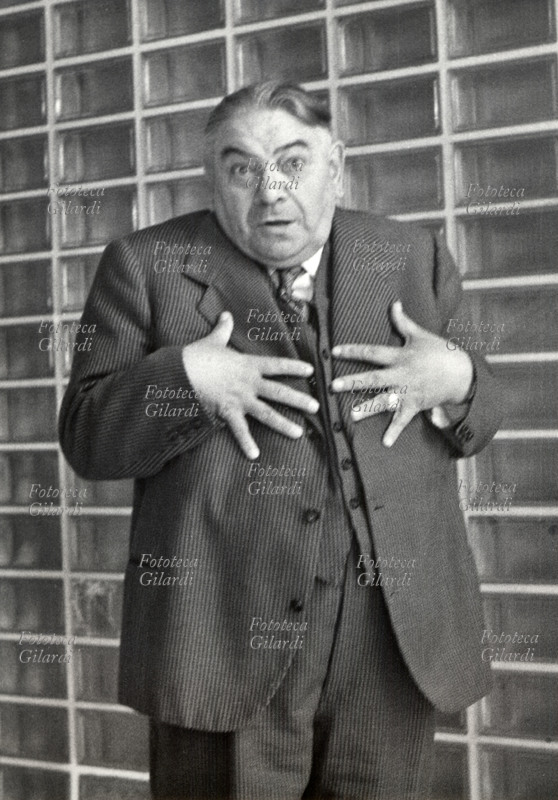 GESTI Checco Durante (Francesco Durante, 19 novembre 1893 – 5 gennaio 1976) interpreta vari termini nel linguaggio dei gesti popolari dialettali: si discolpa con le mani sul petto e l\