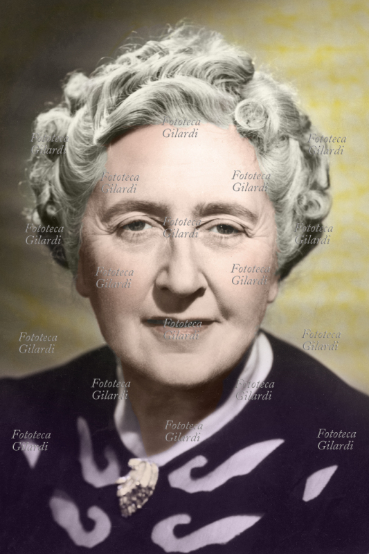 Agatha CHRISTIE (1890-1976) Scrittrice inglese di romanzi gialli, ritratto fotografico colorato 1950 circa