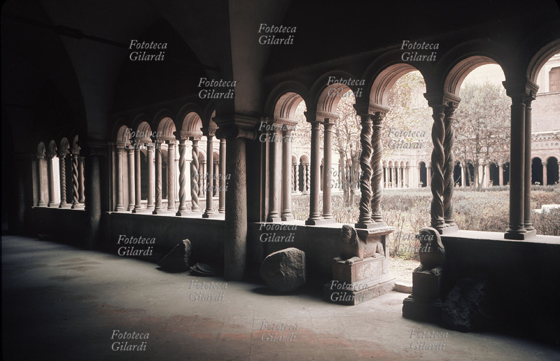 ROMA Il chiostro della Basilica di San Giovanni in Laterano degli architetti Vassalletto, Roma XII secolo