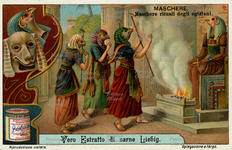 MASCHERE rituali degli egiziani. Tre sacerdoti officiano un rituale, mascherati con teste di falco come la statua policroma della divinità davanti la quale arde un fuoco sacro. Vero Estratto di carne Liebig. Cromolitografia, figurina Liebig della serie "Maschere", Italia 1912