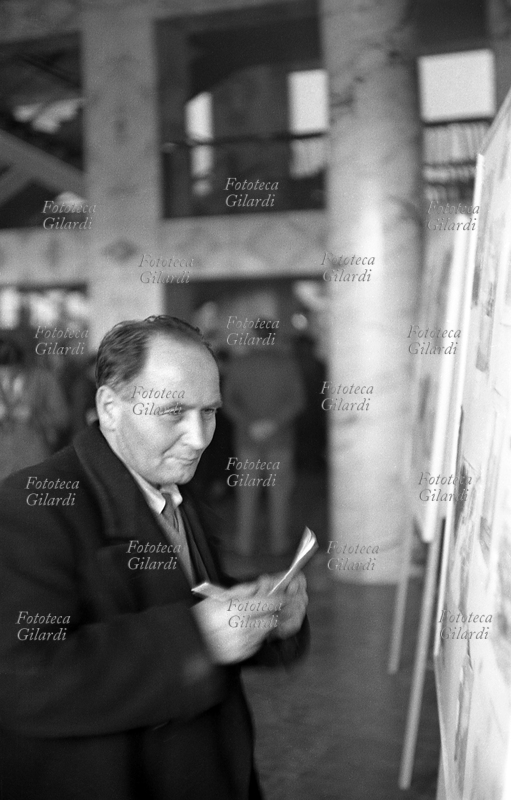 IV CONGRESSO della CGIL riunito a Roma EUR. Un congressista visita, prendendo appunti, la mostra di disegni, quadri, ceramiche, costruzioni, maglierie, ricami, giocattoli e quant\