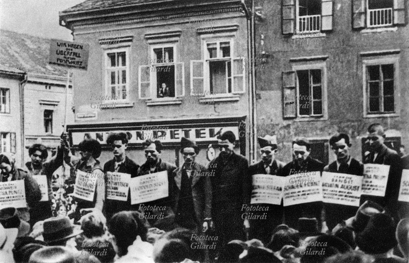 II GUERRA MONDIALE Seconda immagine di una sequenza fotografica. Partigiani di un battaglione della Savinja (Slovenia) vengono catturati e giustiziati insieme ad altri detenuti nel carcere Celje. In questo fotogramma: due partigiani devono tenere alto un cartello durante l\